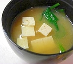 豆腐とほうれん草のお味噌汁